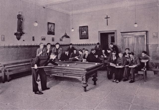 Wij mochten onze eigen sportzaal inrichten op school.Dat werd biljartsport, denksport en Offley's port. 